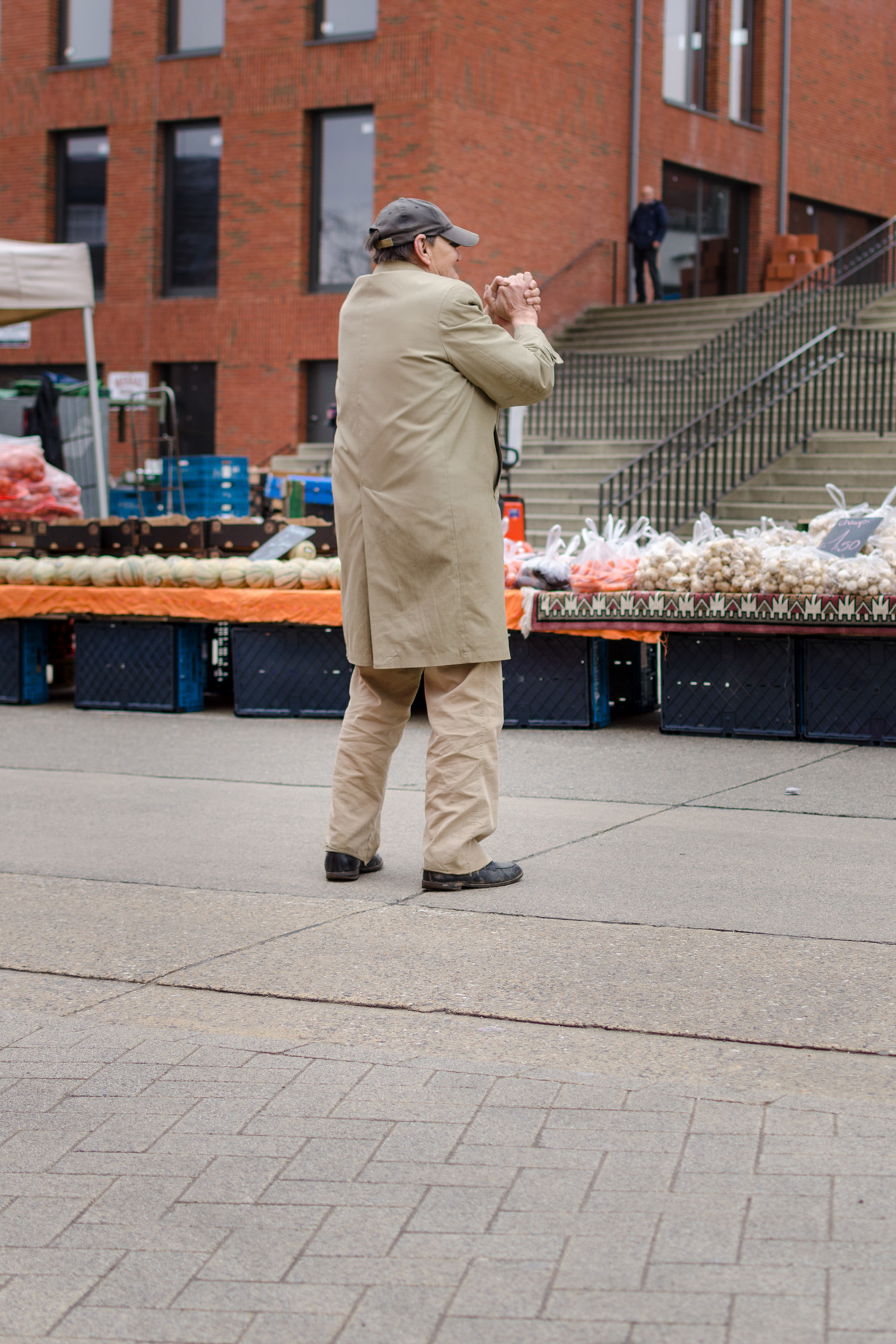 Man in stofjas 1 - straatfotografie :: foto-rv
